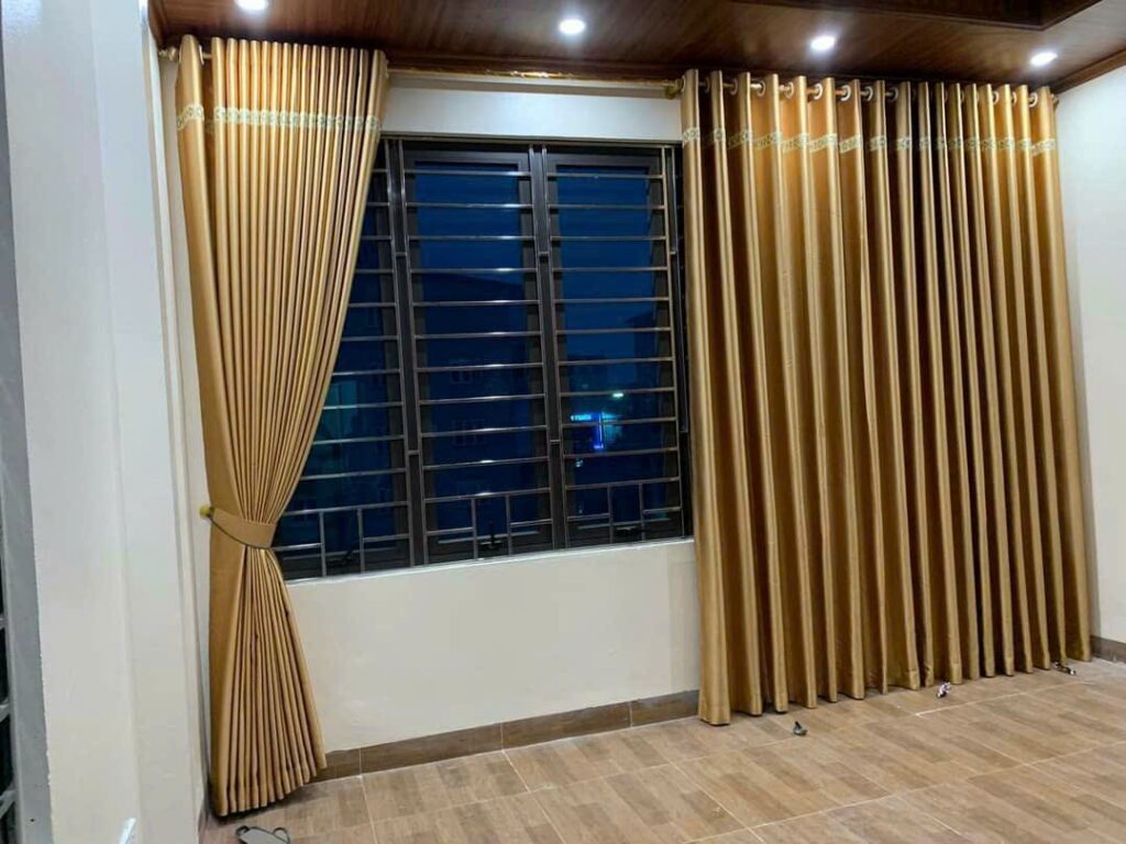 Rèm cửa màu vàng đồng mang phong cách hoàng gia sang trọng