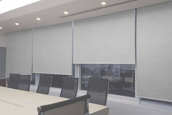Rèm cuốn nhựa đơn sắc phù hợp không gian tối giản