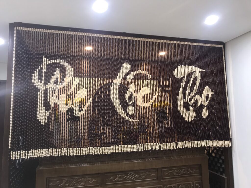 Rèm gỗ phòng thờ cổ kính tôn nghiêm