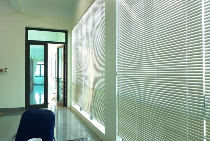 Rèm sáo nhôm cửa sổ bền đẹp, hiện đại, phù hợp với không gian văn phòng và nhà ở