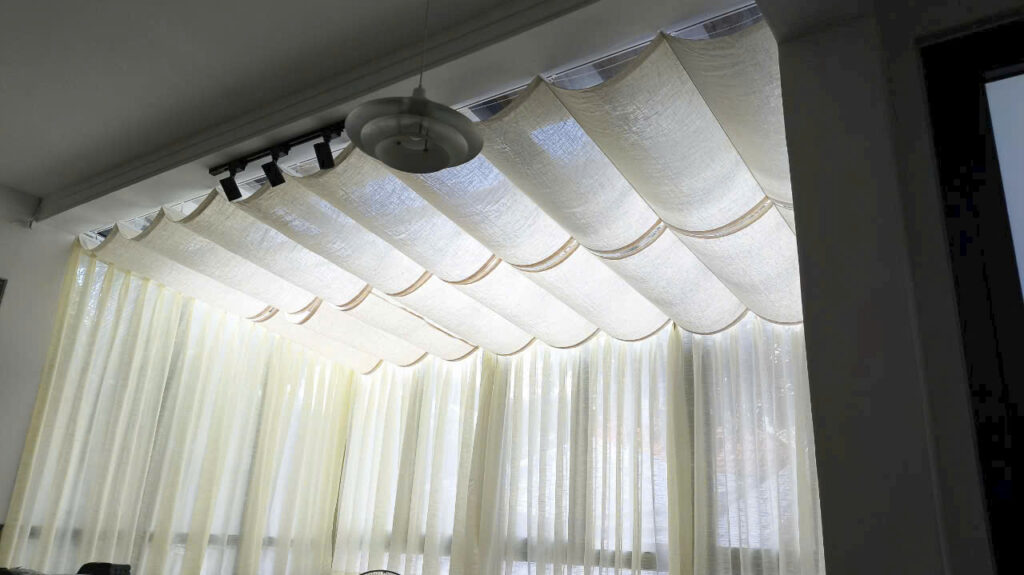 Rèm treo trần màu trắng trang nhã cho phòng ngủ