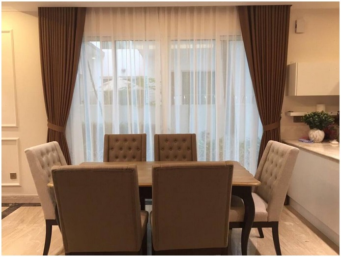 Rèm vải màu nâu tây mang đến vẻ đẹp sang trọng cho phòng khách hiện đại