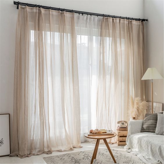 Trang trí không gian sống mộc mạc với rèm linen màu kem