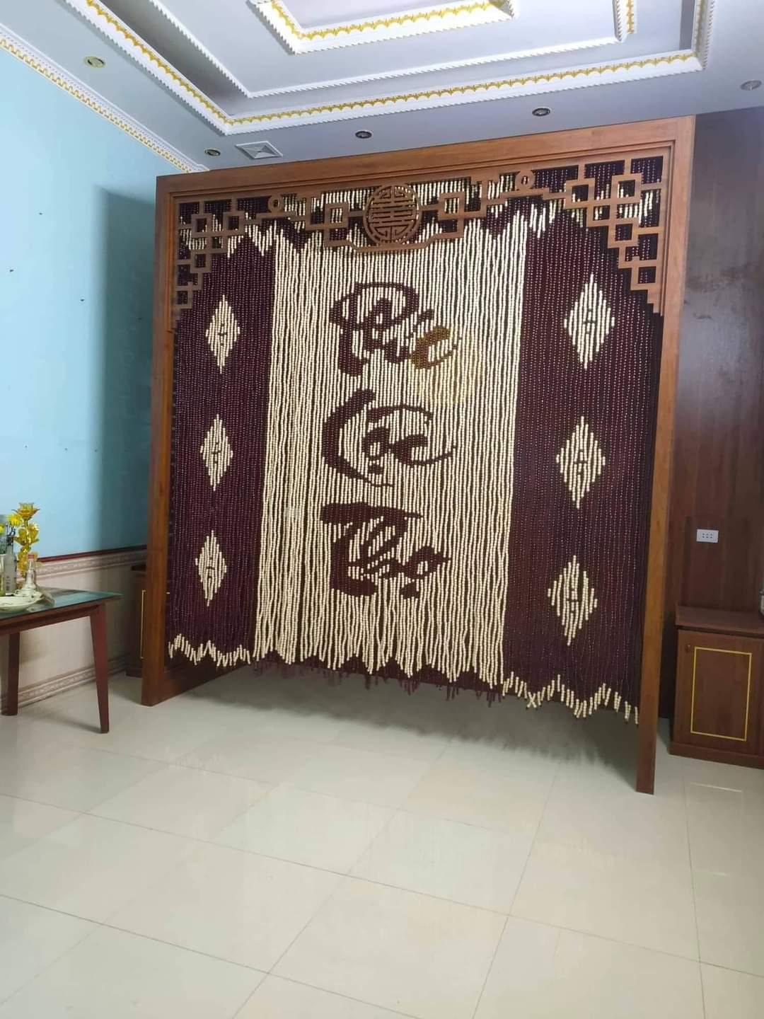 Không gian tâm linh yên bình với rèm gỗ phòng thờ chống nắng