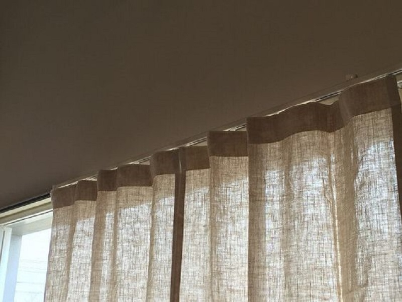 không gian tối giản với rèm cửa vải linen trắng