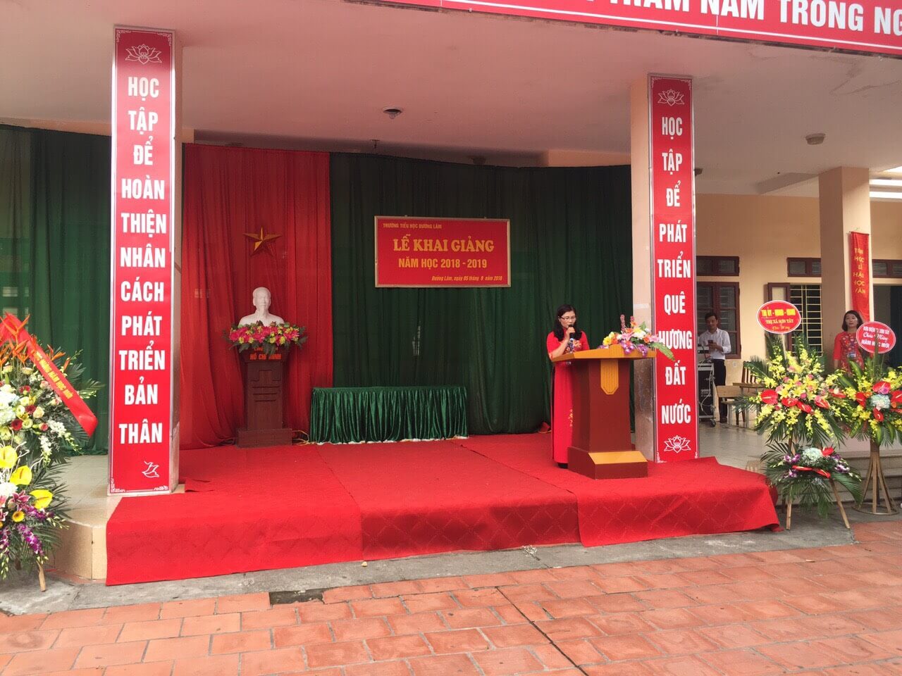 thiết kế phông sân khấu trường học có logo và khẩu hiệu giáo dục