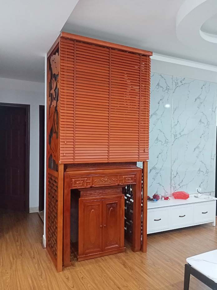 mẫu rèm gỗ che bàn thờ màu cánh gián cổ điển