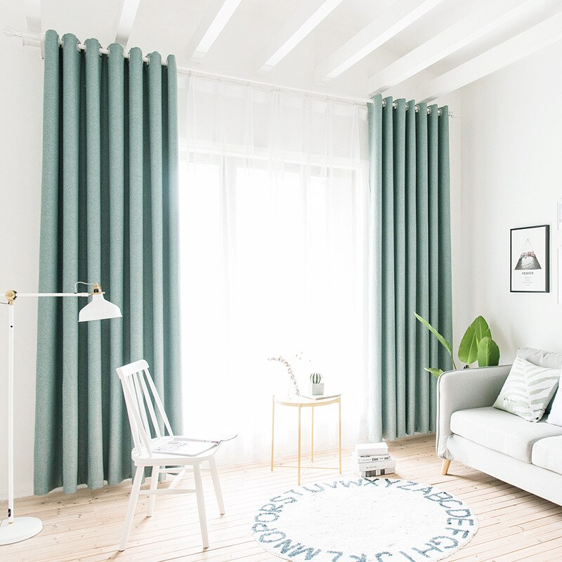 Cửa chính hướng tây lắp rèm chống nắng giúp giảm nhiệt ngày hè
