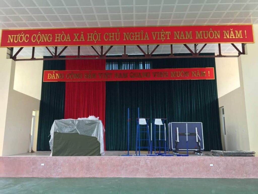 phông sân khấu trường học màu đỏ truyền thống