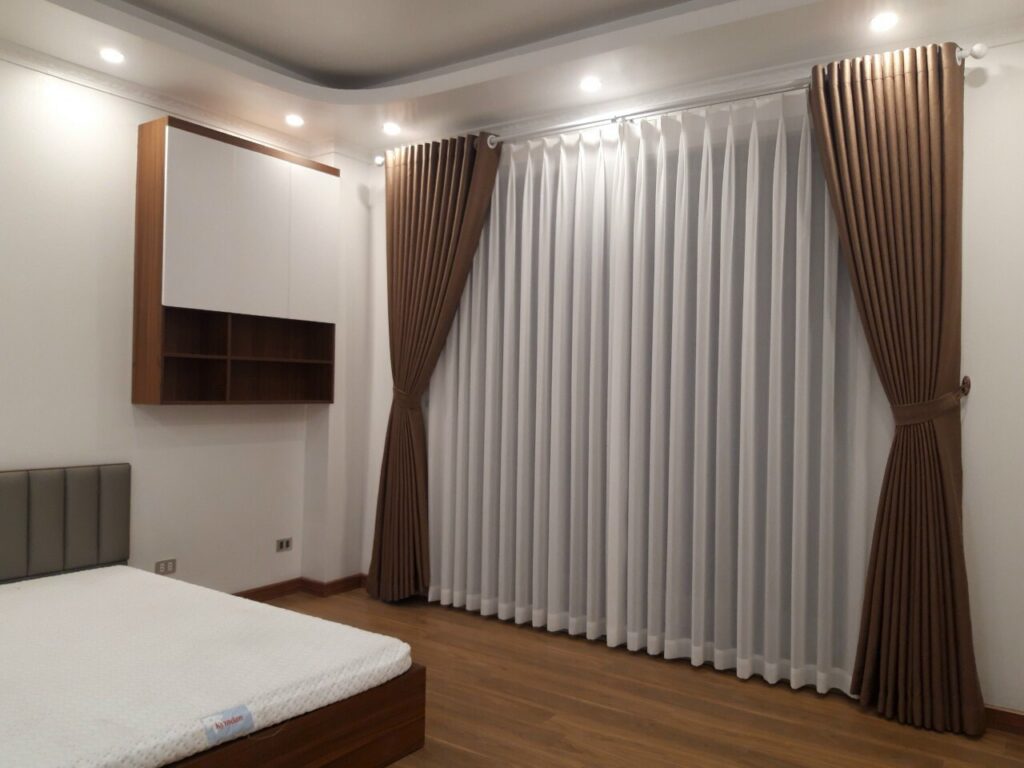 rèm cửa màu nâu tối mang phong cách cổ điển cho phòng khách sang trọng