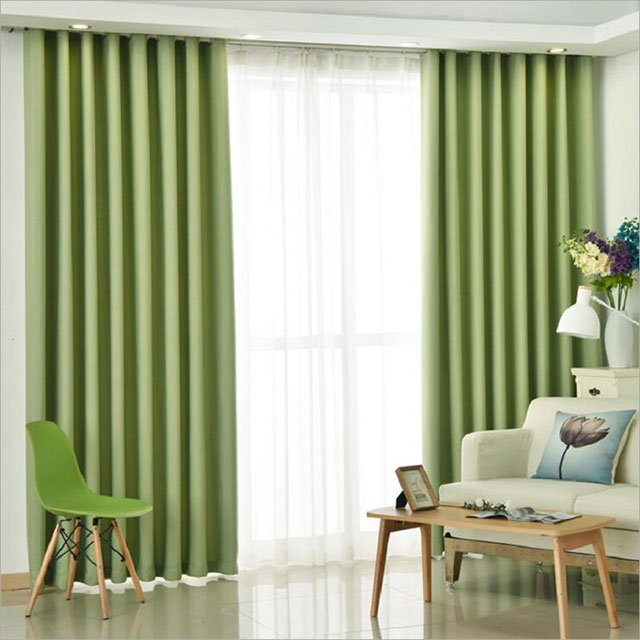 rèm cửa màu xanh rêu giúp điều hòa ánh sáng dịu nhẹ cho phòng ngủ