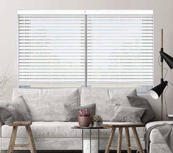 rèm sáo nhựa trắng lắp đặt tại phòng bếp hiện đại
