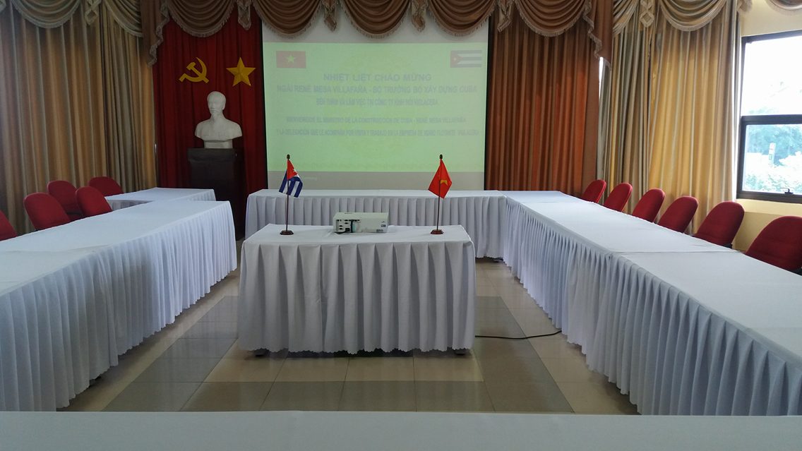 mẫu rèm bàn hội nghị màu đỏ đô trang trọng trong phòng họp cao cấp