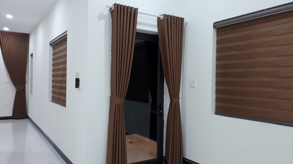thiết kế rèm cửa màu nâu tối hiện đại phù hợp không gian nội thất gỗ