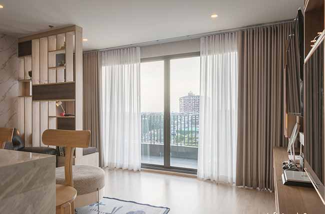 thiết kế cửa sổ phòng ngủ hiện đại kết hợp rèm cầu vồng sang trọng