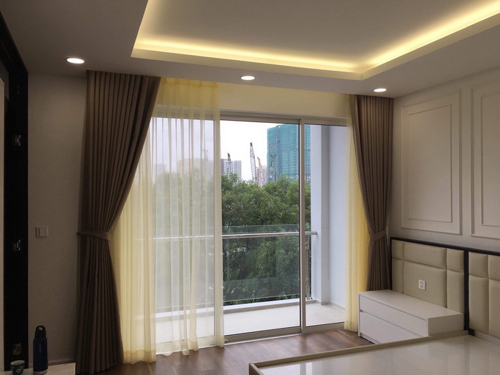 thiết kế rèm âm trần đẹp với vải voan trắng nhẹ nhàng