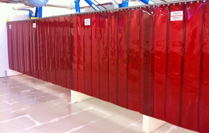 Hình ảnh rèm nhựa màu đỏ tạo điểm nhấn mạnh mẽ