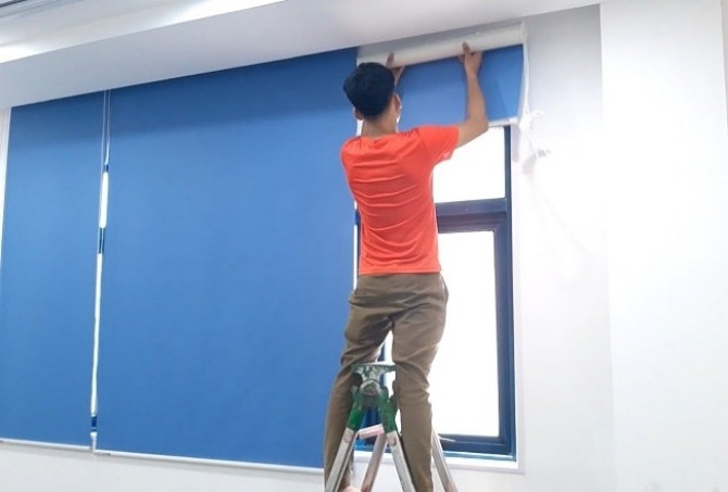 Hình minh họa cách tháo rèm cửa cuốn tại nhà an toàn