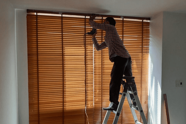 Hình minh họa tháo rèm cửa gỗ bền đẹp tại nhà