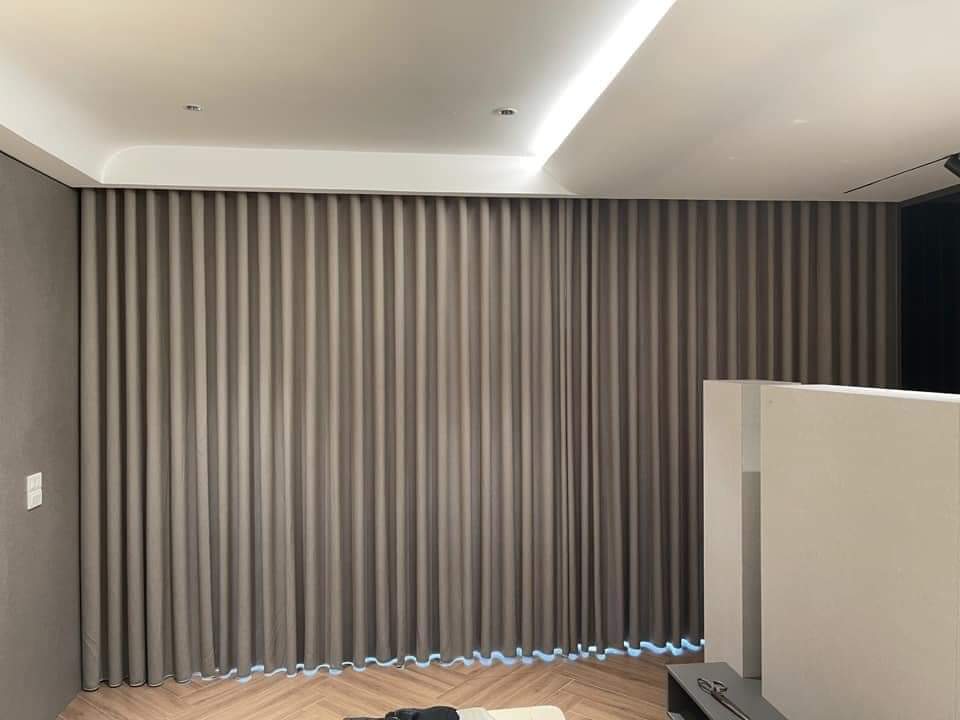 Lắp đặt màn che máy lạnh nhựa bền đẹp ngoài trời