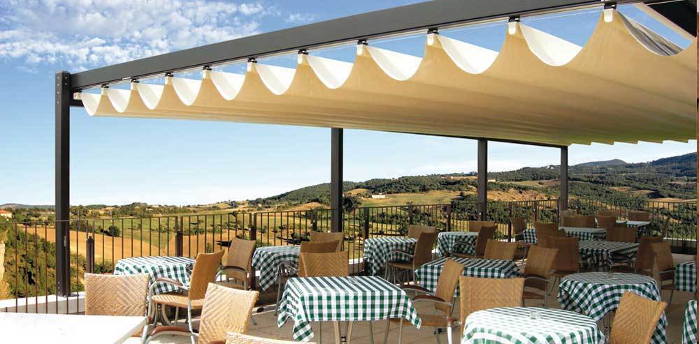 Mái hiên Pergola lắp đặt trong sân vườn biệt thự cao cấp