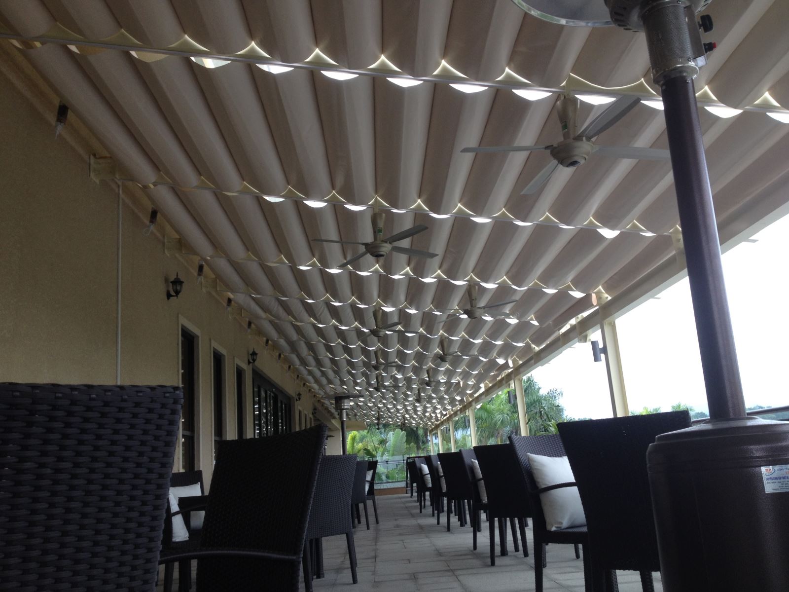 Mẫu mái xếp pergola màu xám đậm che nắng hiệu quả