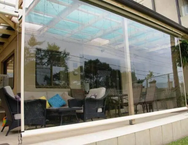 Mẫu rèm cửa cuốn nhựa PVC kéo tay tiện lợi cho cửa ra vào