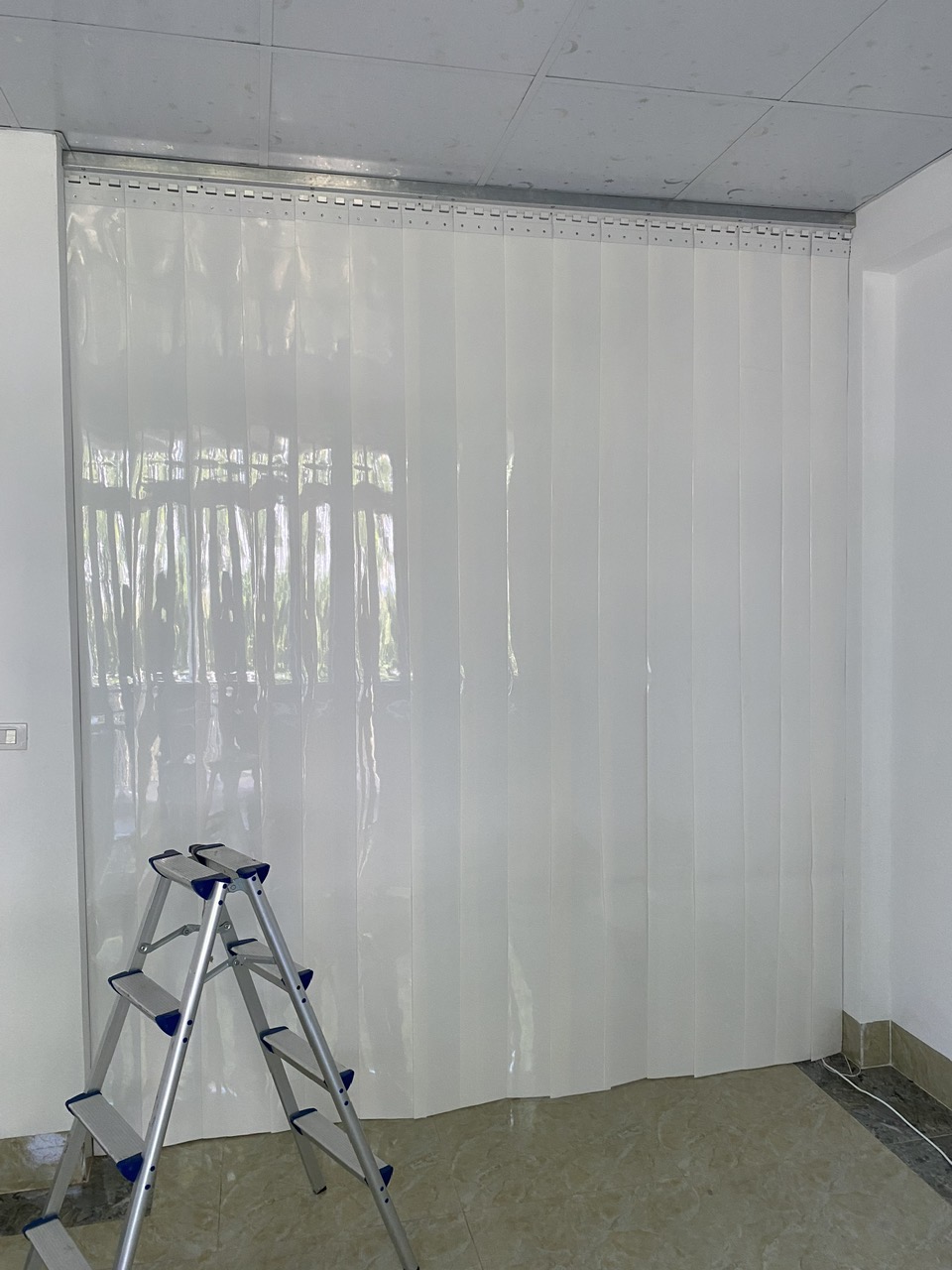 Mẫu rèm nhựa màu trắng đẹp cho không gian tối giản