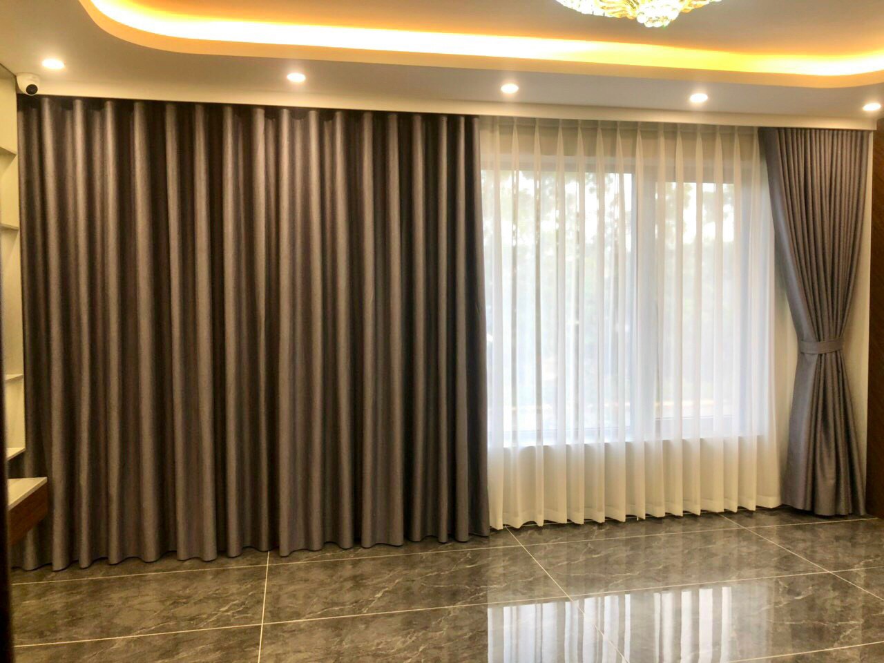Rèm vải màu gỗ tinh tế cho căn hộ phong cách hiện đại