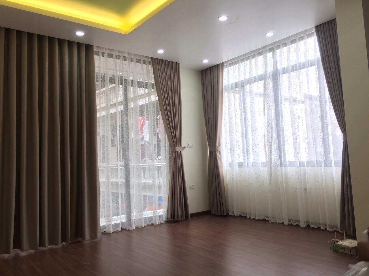 Mẫu rèm xếp cửa chính hiện đại cho không gian mở