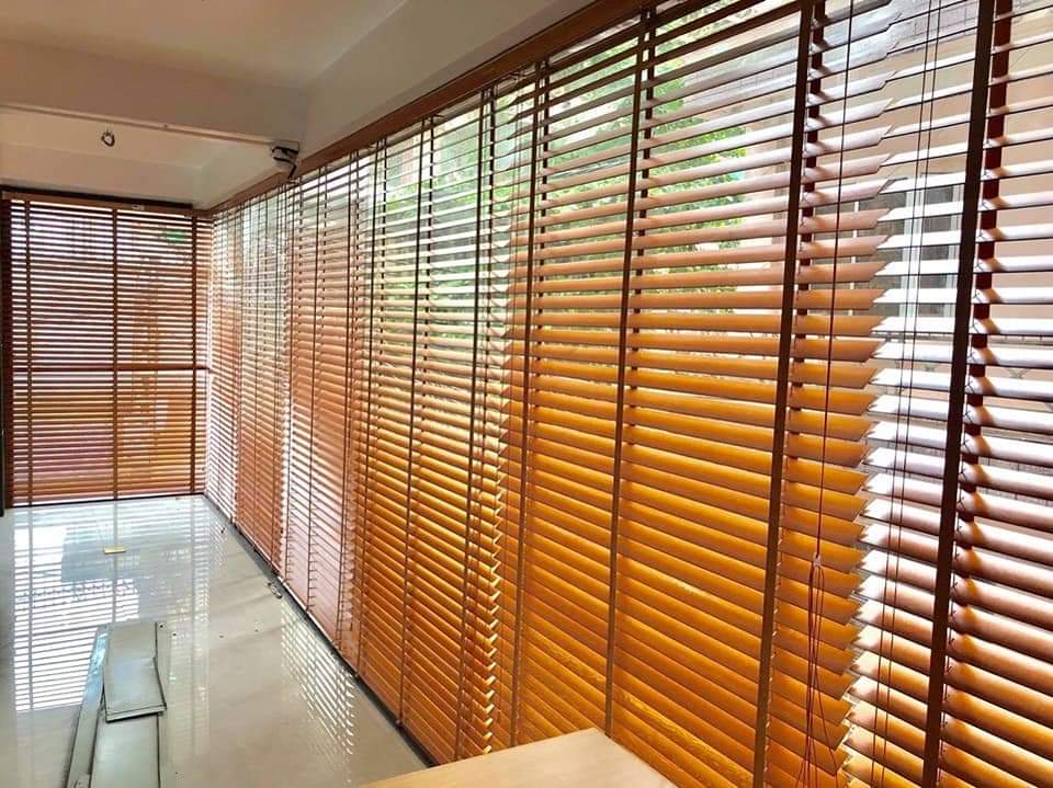 Rèm cửa sổ gỗ giá rẻ thiết kế đơn giản