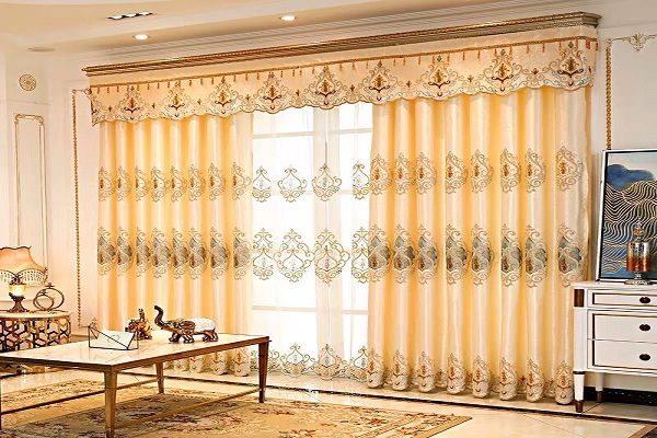 Rèm màu vàng nâu sang trọng cho phòng khách cổ điển