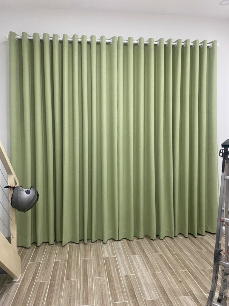 Rèm màu xanh cốm trẻ trung cho phòng học sinh