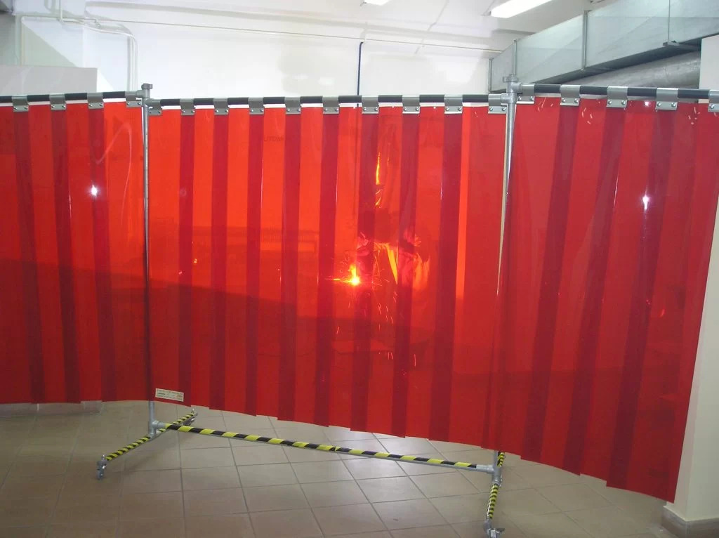 Rèm nhựa màu đỏ nổi bật cho không gian cửa hàng