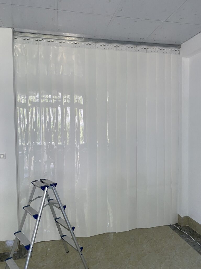 Rèm nhựa màu ghi tinh tế cho văn phòng làm việc