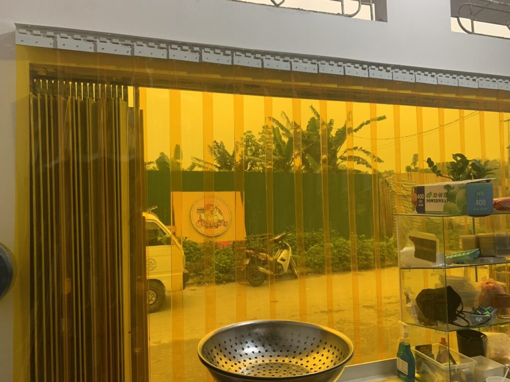 Rèm nhựa màu vàng nổi bật trang trí cửa hàng