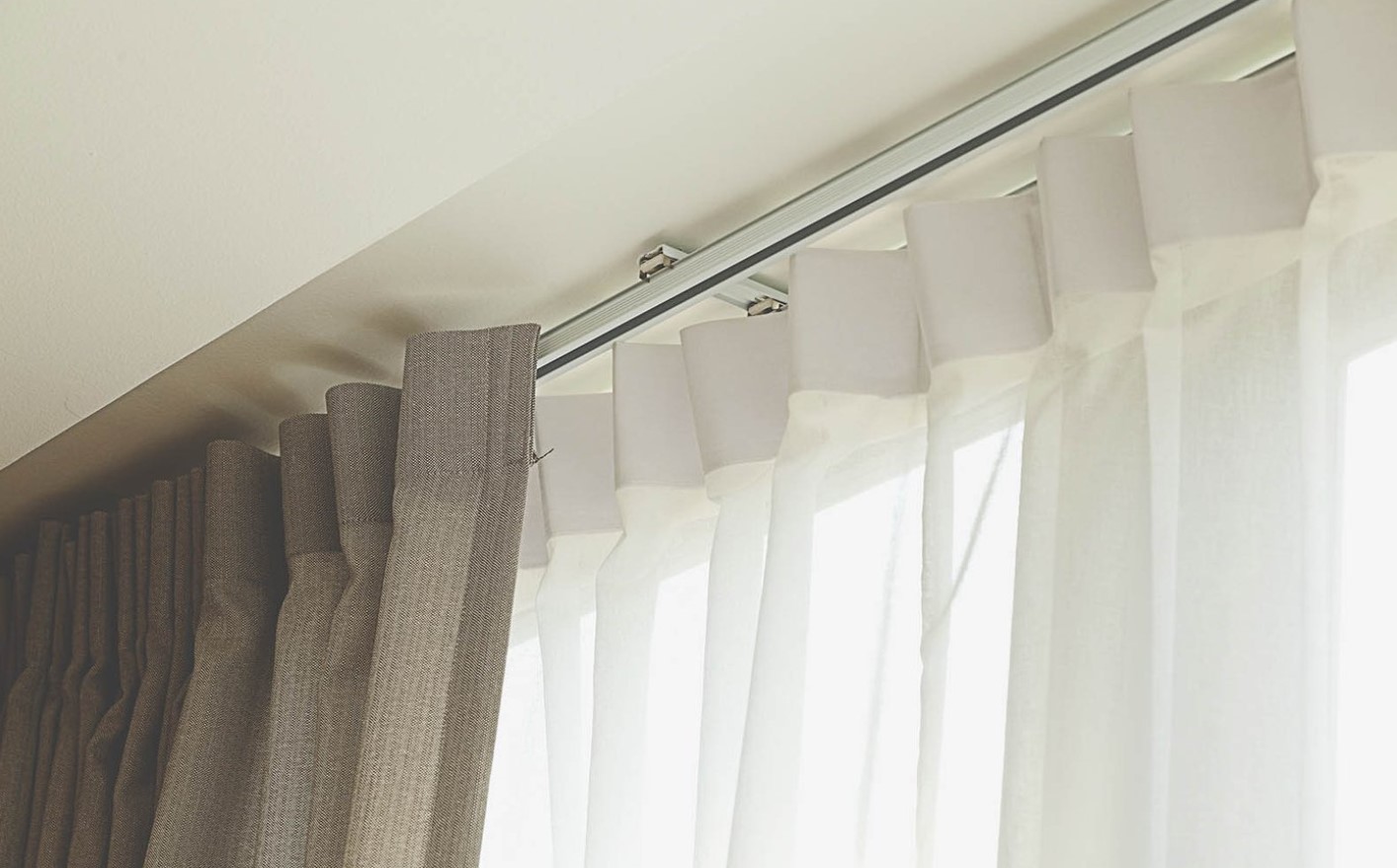 Rèm ray trượt thiết kế tối giản