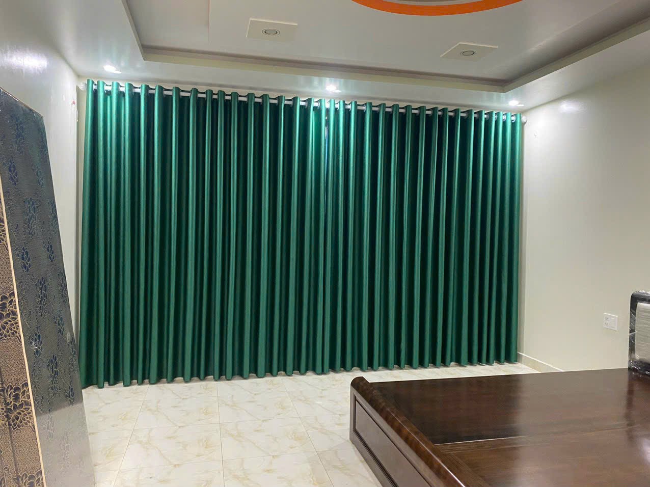 Rèm vải màu xanh lá cây mang lại cảm giác tươi mát thiên nhiên