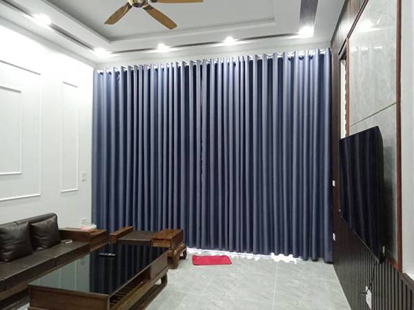 Rèm xếp cửa chính sang trọng cho nhà phố
