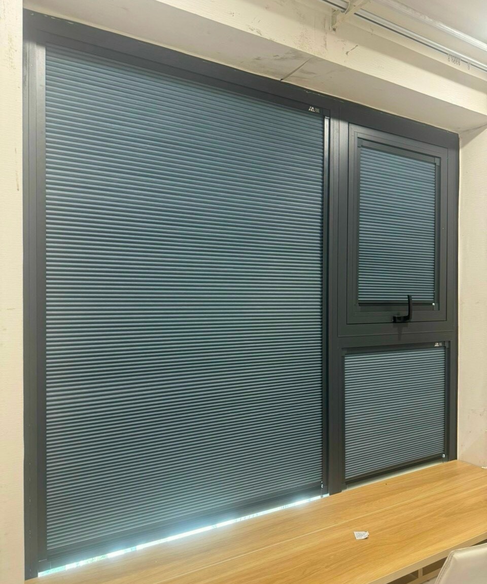 Rèm xếp cửa kính hiện đại giúp tạo không gian riêng tư