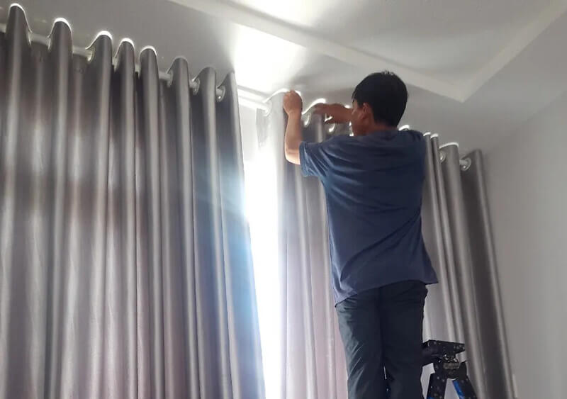 Tháo rèm để giặt giữ màu sắc và chất liệu