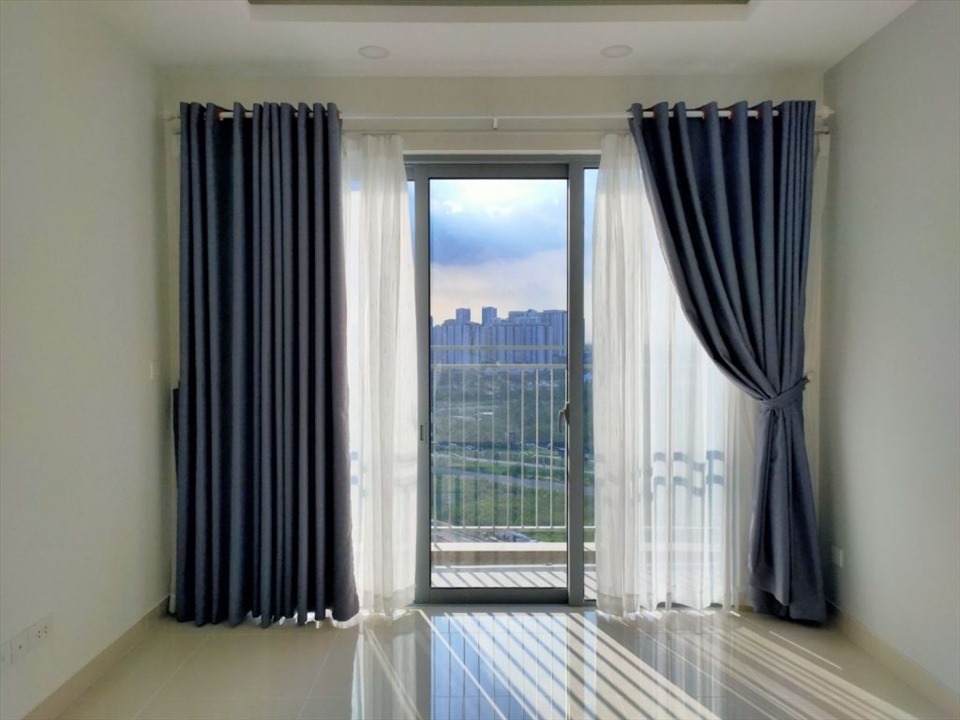 cách treo rèm cửa giúp căn phòng rộng thoáng hơn
