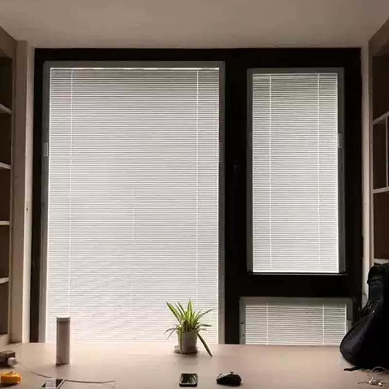 cửa nhôm kính 2 lớp có rèm tích hợp kéo tay hiện đại