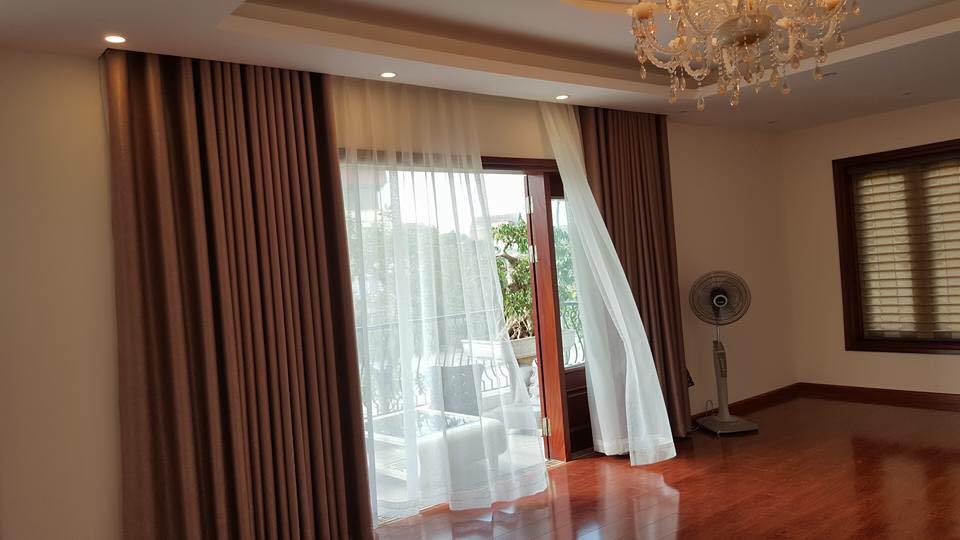Mẫu rèm vải màu gỗ trang trí phòng khách ấm áp