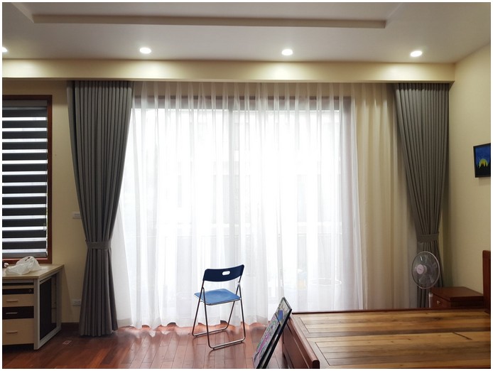 rèm cửa phòng ngủ 2 lớp với tone màu trung tính dễ chịu
