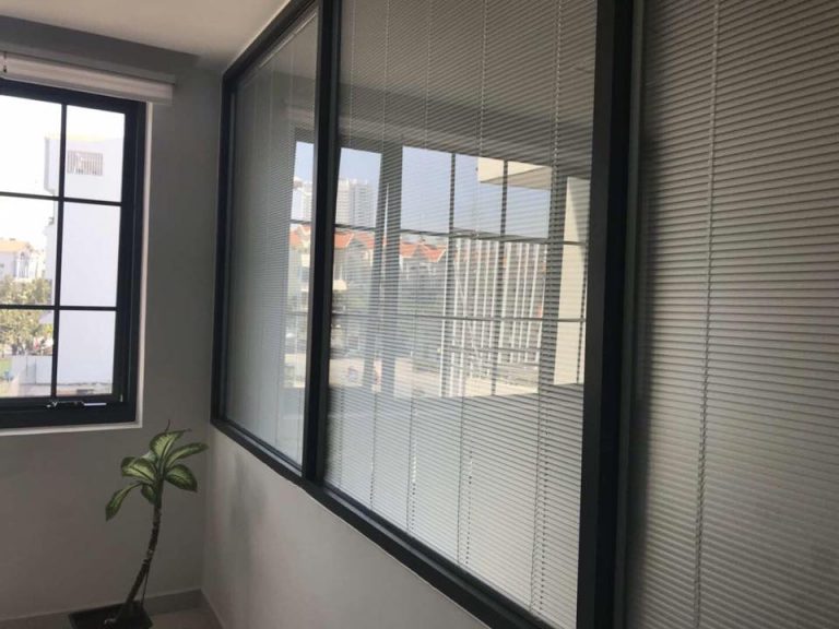 thiết kế cửa nhôm kính 2 lớp có rèm tiện lợi cho văn phòng