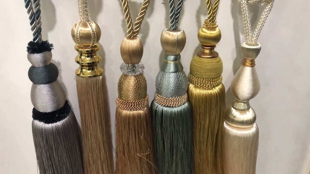 Ảnh thực tế mẫu dây cột rèm bằng vải và phụ kiện trang trí