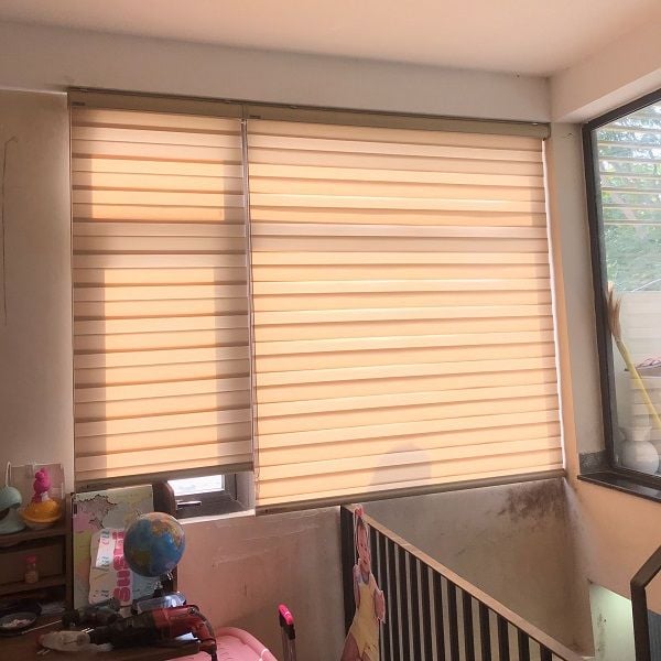 Ảnh thực tế rèm cầu vồng màu kem trang trí cửa sổ