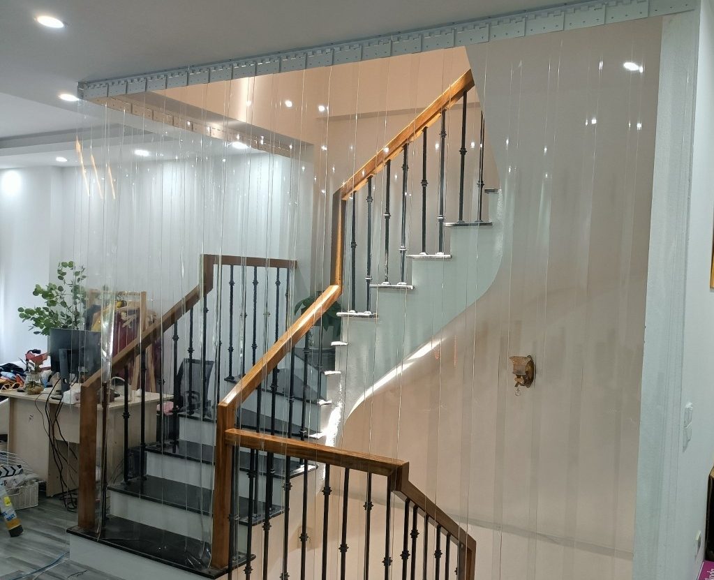 Giải pháp rèm chắn điều hoà cầu thang tiết kiệm điện năng