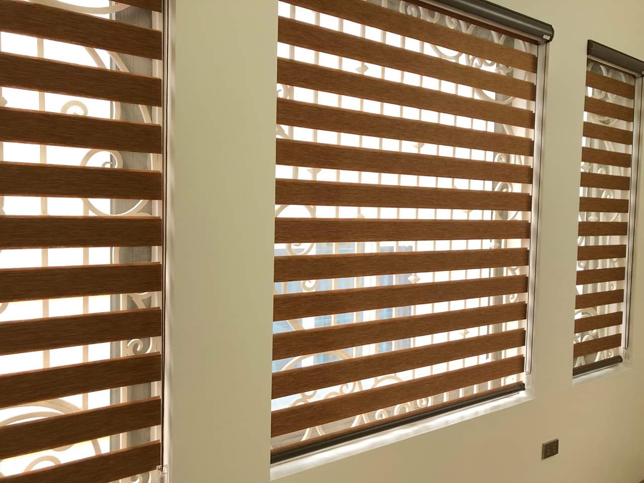 Hình ảnh rèm cầu vồng màu gỗ tự nhiên sang trọng